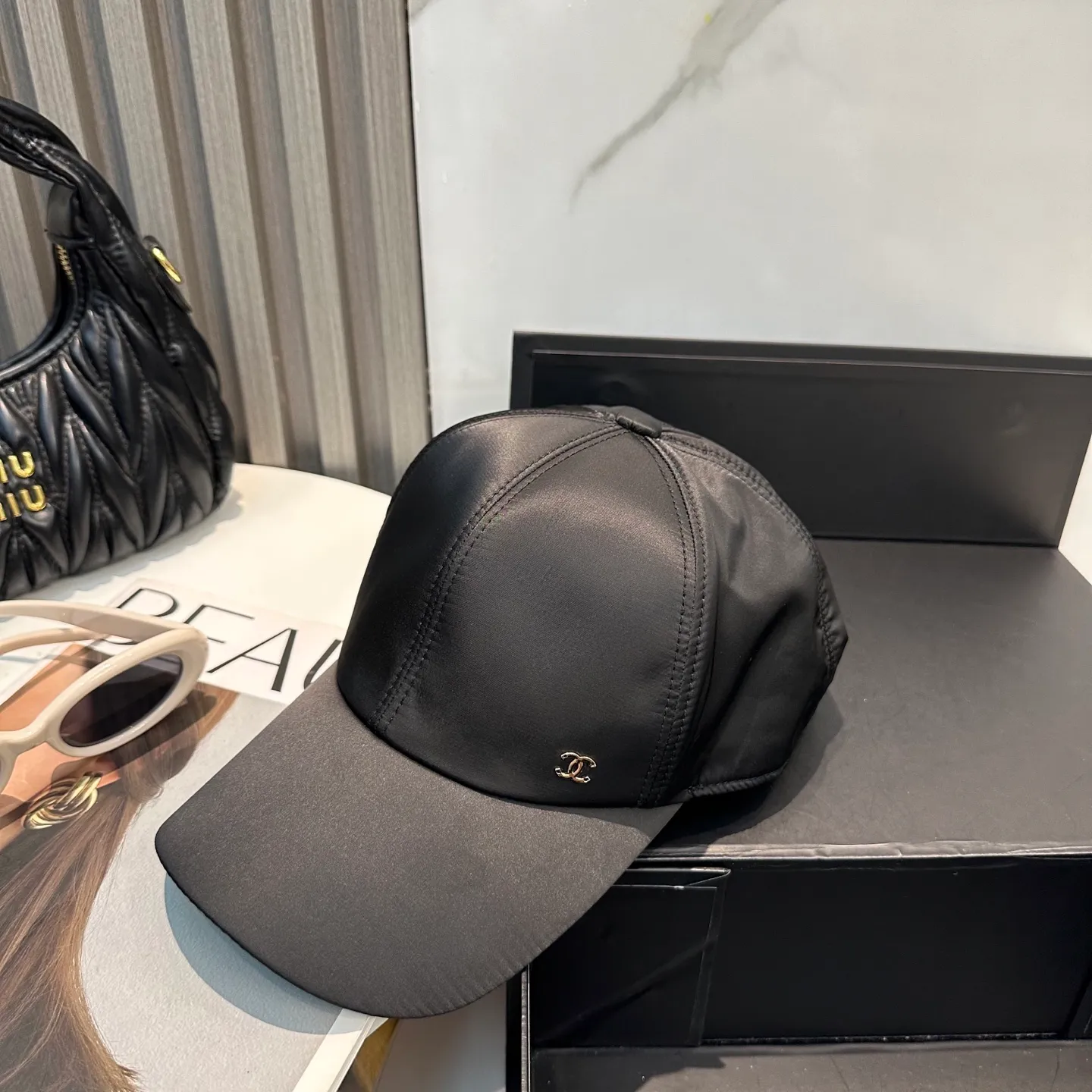 P100 new Chanel new high-version baseball cap. The classic baseball cap style is suitable for various occasions. Whether it is paired with casual wear or sportswear, it can easily enhance the fashion sense of the overall look. It is a trendy item that fashion lovers cannot miss.