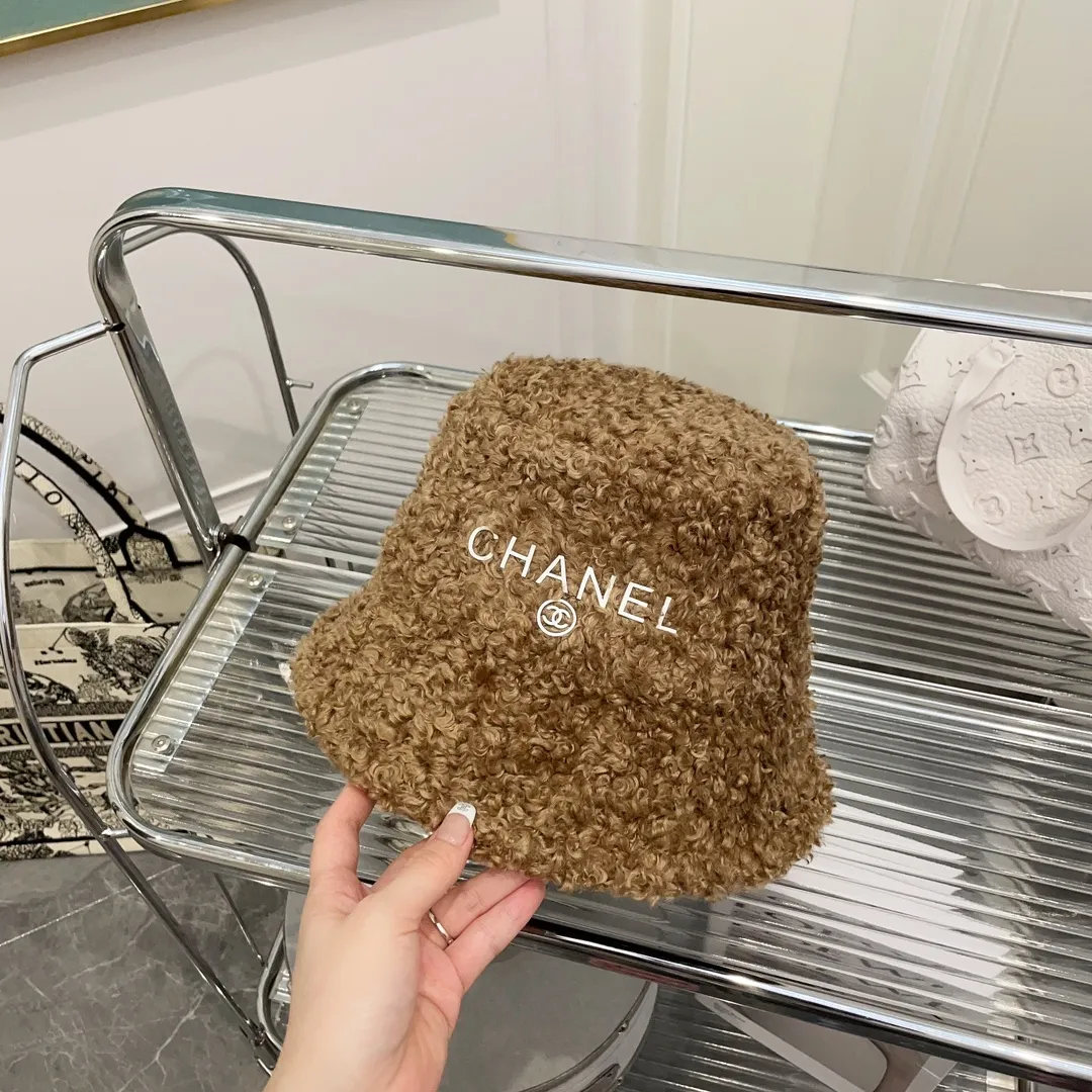 P60 CHANEL Chanel's new autumn and winter teddy roll bucket hat. This teddy roll is so beautiful. It reduces age and keeps you warm. The little fairy loves it.