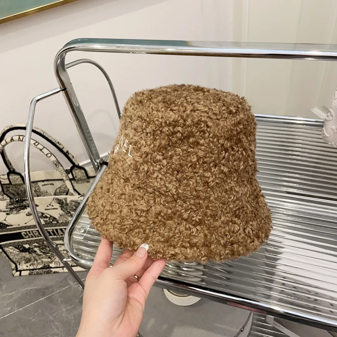 P60 CHANEL Chanel's new autumn and winter teddy roll bucket hat. This teddy roll is so beautiful. It reduces age and keeps you warm. The little fairy loves it.