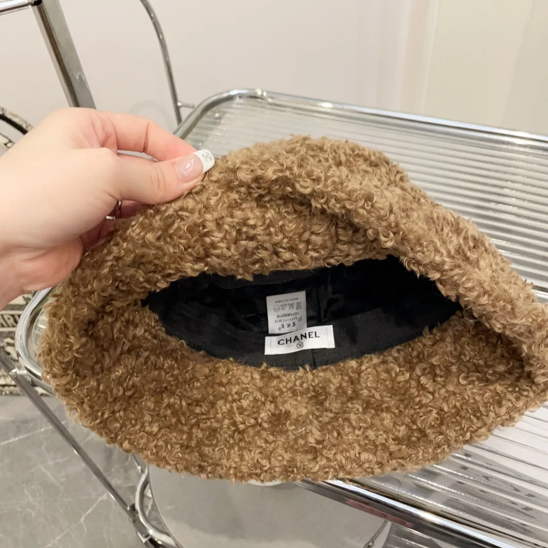 P60 CHANEL Chanel's new autumn and winter teddy roll bucket hat. This teddy roll is so beautiful. It reduces age and keeps you warm. The little fairy loves it.