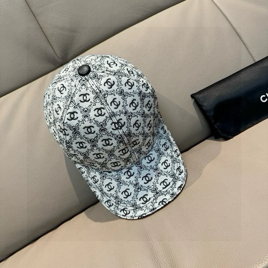 p90 new model shipped!   , Chanel (Chanel) new original baseball cap, small double C jacquard, 1:1 mold opening and customization at the counter, original canvas fabric + first layer of cowhide, light and breathable! The quality is great, the basic head circumference is 56cm, and the patch is adjustable.