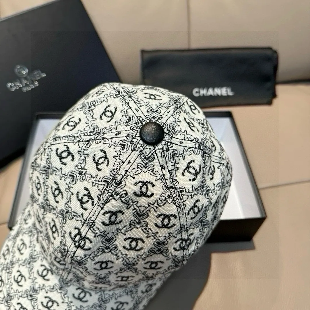 p90 new model shipped!   , Chanel (Chanel) new original baseball cap, small double C jacquard, 1:1 mold opening and customization at the counter, original canvas fabric + first layer of cowhide, light and breathable! The quality is great, the basic head circumference is 56cm, and the patch is adjustable.