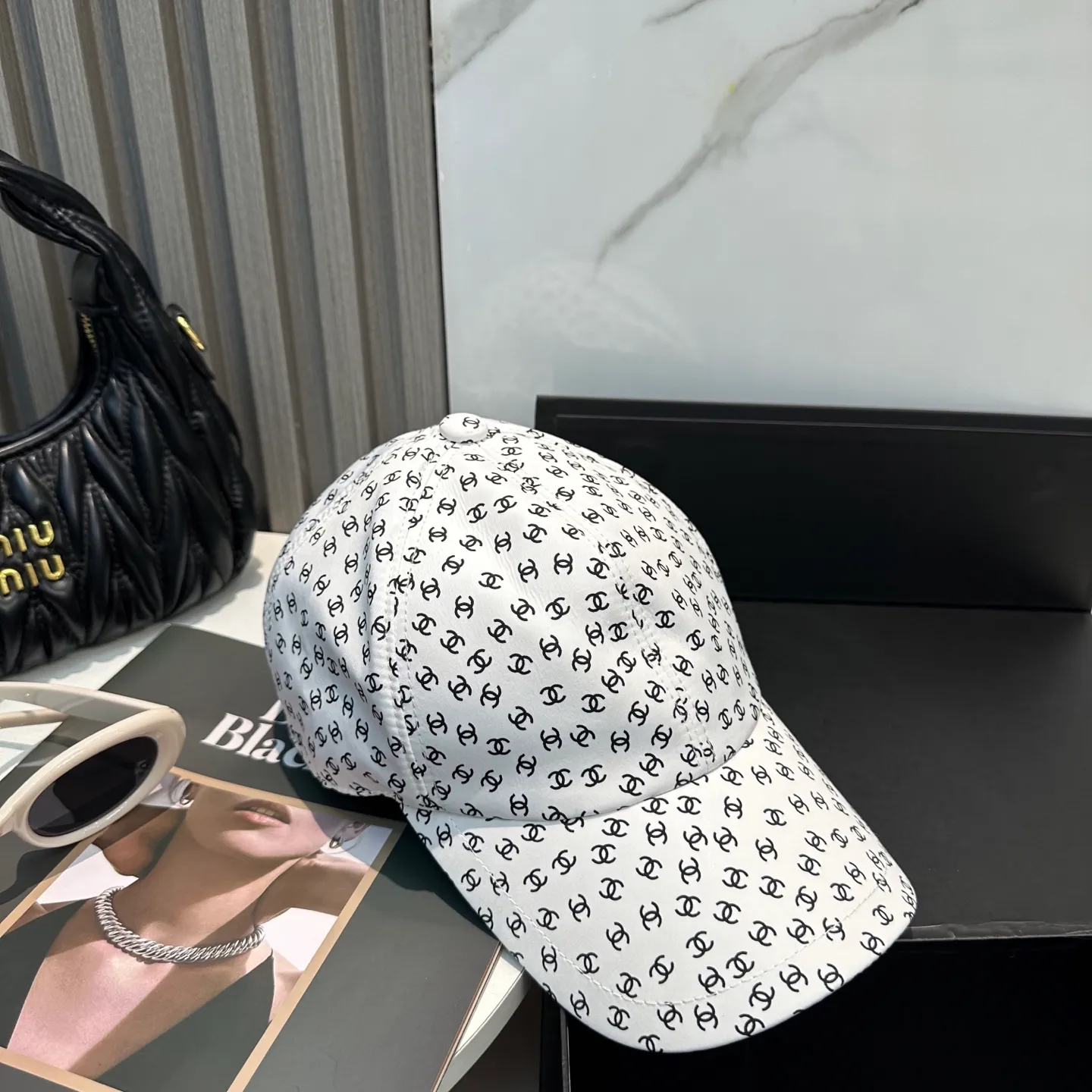P100 Chanel's new high-version baseball cap, a classic baseball cap style, suitable for various occasions. Whether it is paired with casual wear or sportswear, it can easily enhance the fashion sense of the overall look. It is a trendy item that fashion lovers cannot miss.