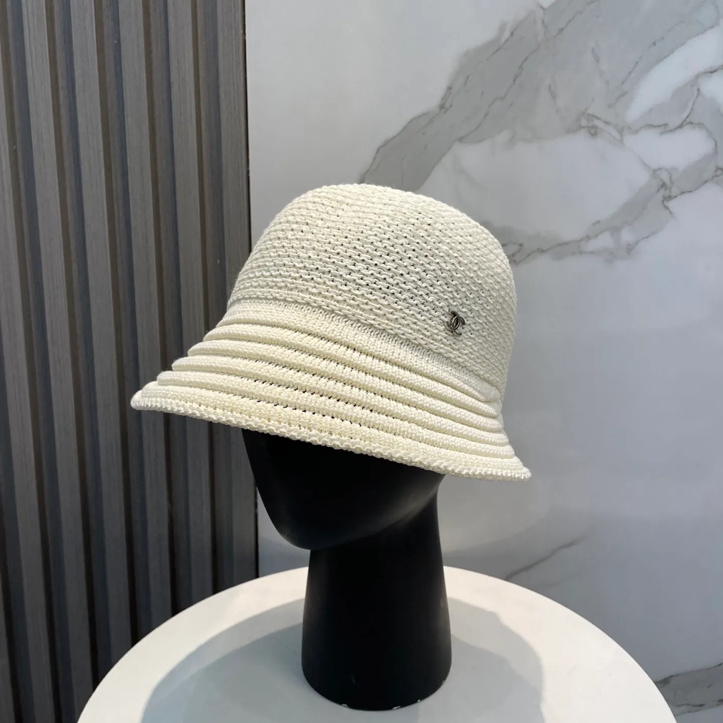 P60 CHANEL knitted basin hat, sun protection fisherman hat made of high density, a super tasteful knitted hat ~ the first choice for going out on the street! The shape of the hat is super nice, the color is perfect, and it’s light to carry! A must-have for little fairies🧚Head circumference 57cm
