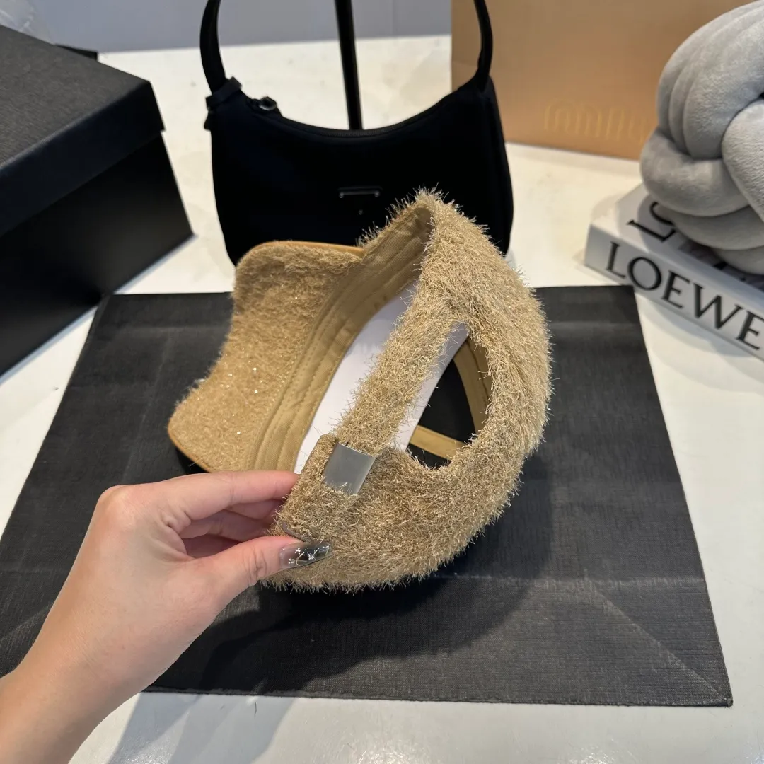 P60 CHANEL Chanel's new autumn and winter small fragrance style baseball cap🧢, the big brand model is super easy to match, one that you can wear with your eyes closed