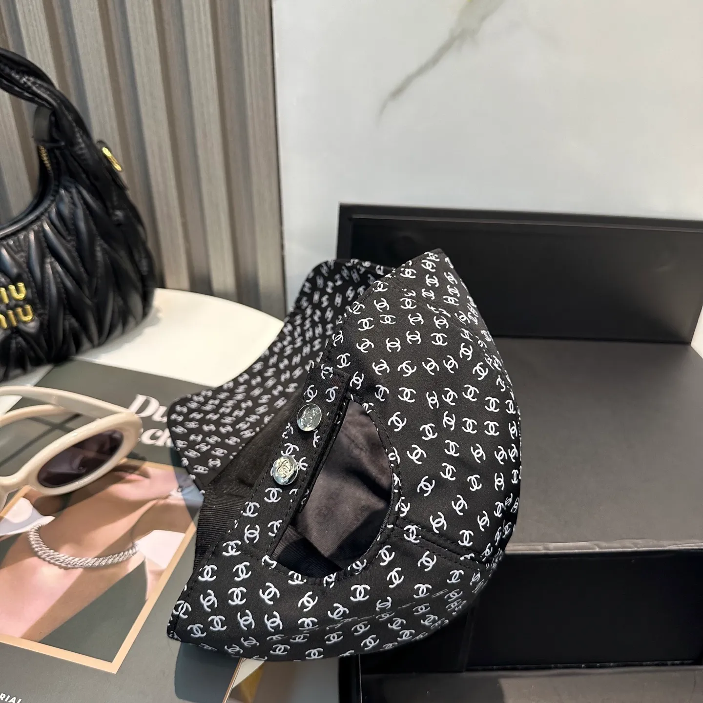 P100 Chanel's new high-version baseball cap, a classic baseball cap style, suitable for various occasions. Whether it is paired with casual wear or sportswear, it can easily enhance the fashion sense of the overall look. It is a trendy item that fashion lovers cannot miss.