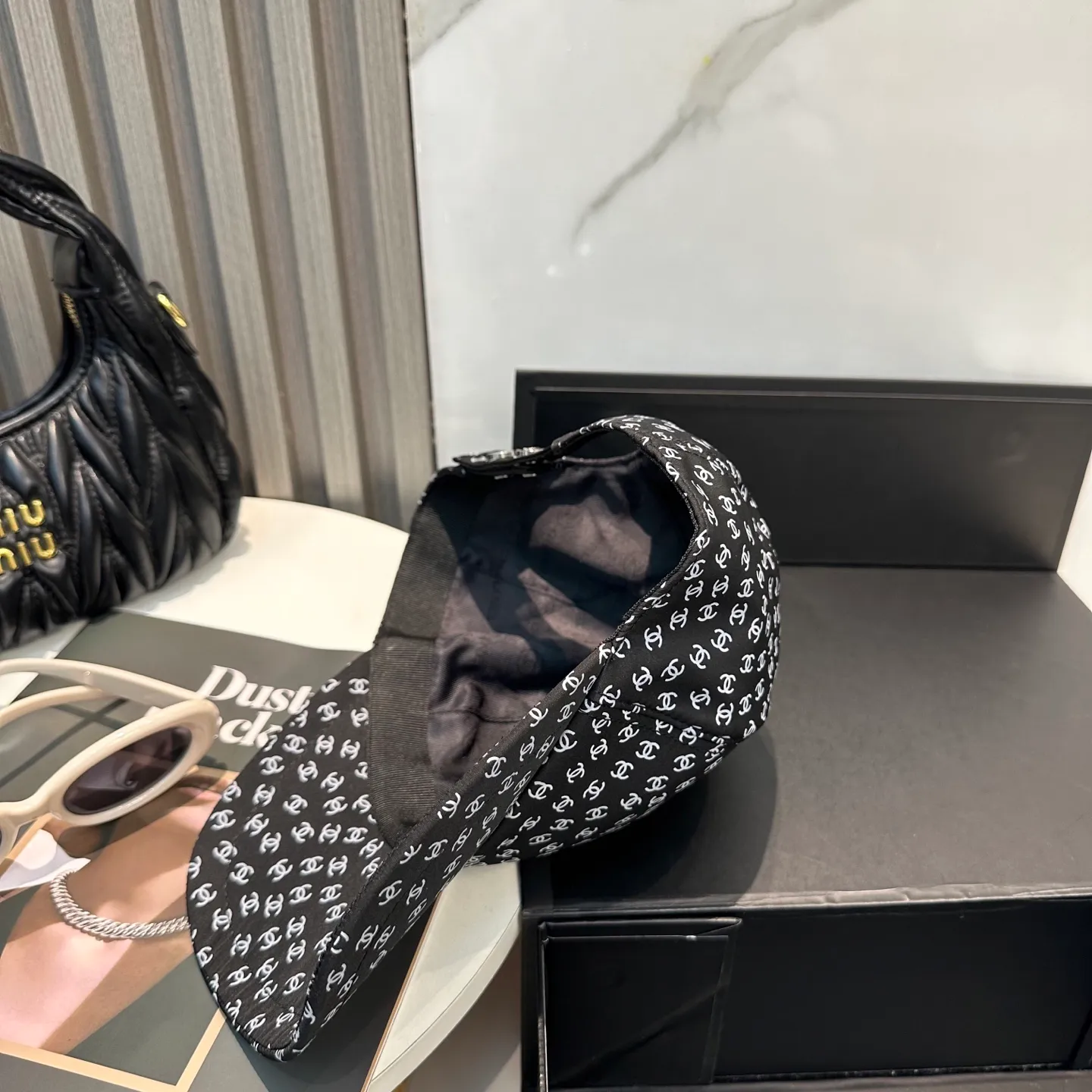 P100 Chanel's new high-version baseball cap, a classic baseball cap style, suitable for various occasions. Whether it is paired with casual wear or sportswear, it can easily enhance the fashion sense of the overall look. It is a trendy item that fashion lovers cannot miss.