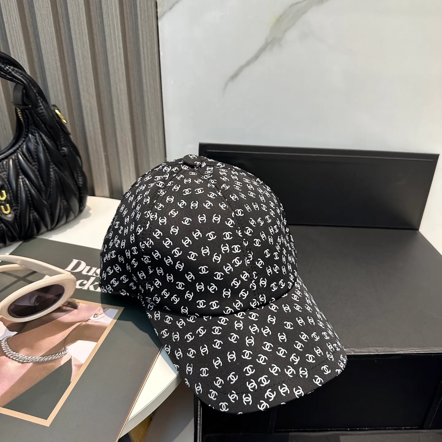 P100 Chanel's new high-version baseball cap, a classic baseball cap style, suitable for various occasions. Whether it is paired with casual wear or sportswear, it can easily enhance the fashion sense of the overall look. It is a trendy item that fashion lovers cannot miss.