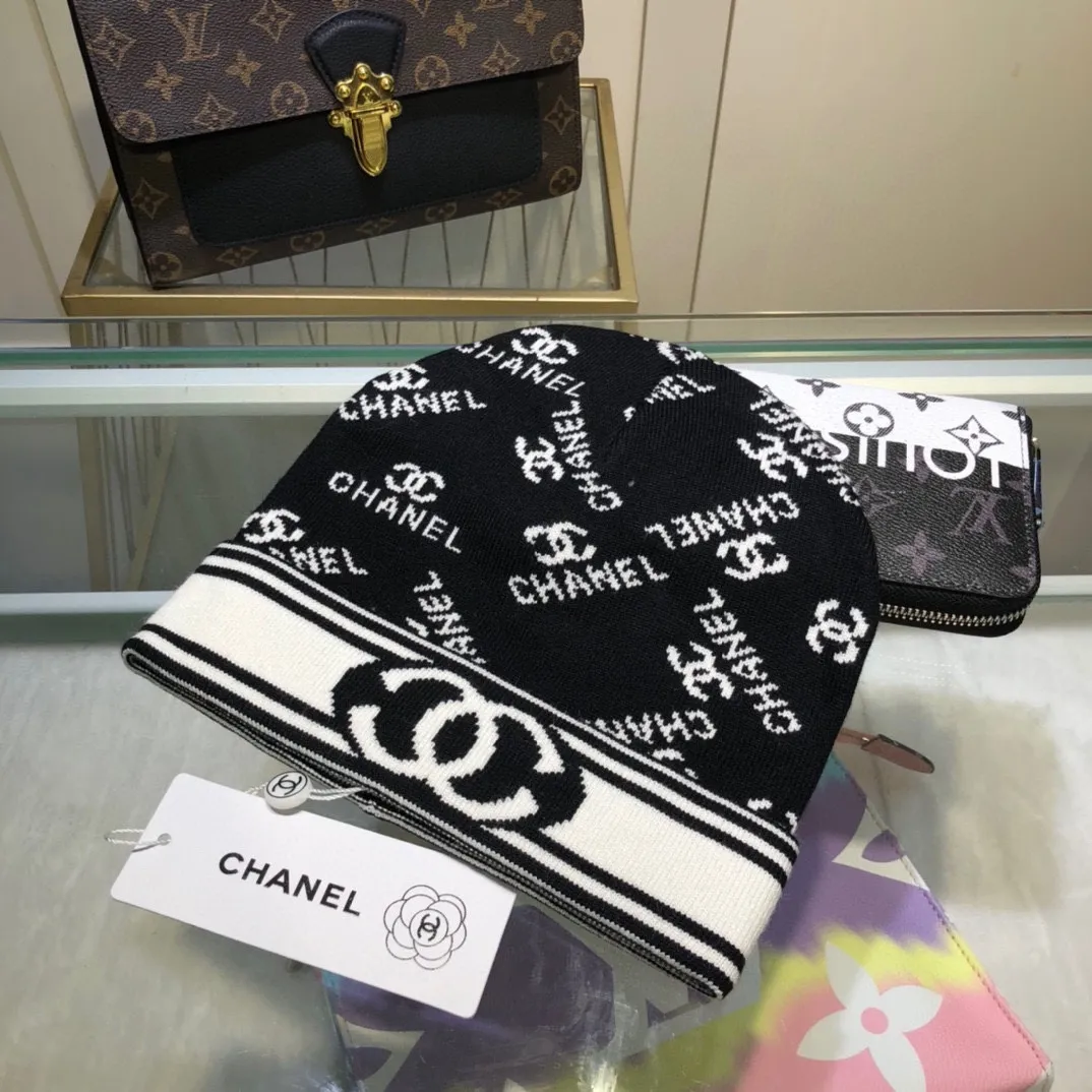 P40 comes with dust bag. CHANEL🎩cashmere wool quality knitted hat, fashionable, good quality, high-end, super soft! Super hot💖The texture is great and it’s great to match when out on the street! Fashion trends! A must-have item for autumn and winter, get it now!