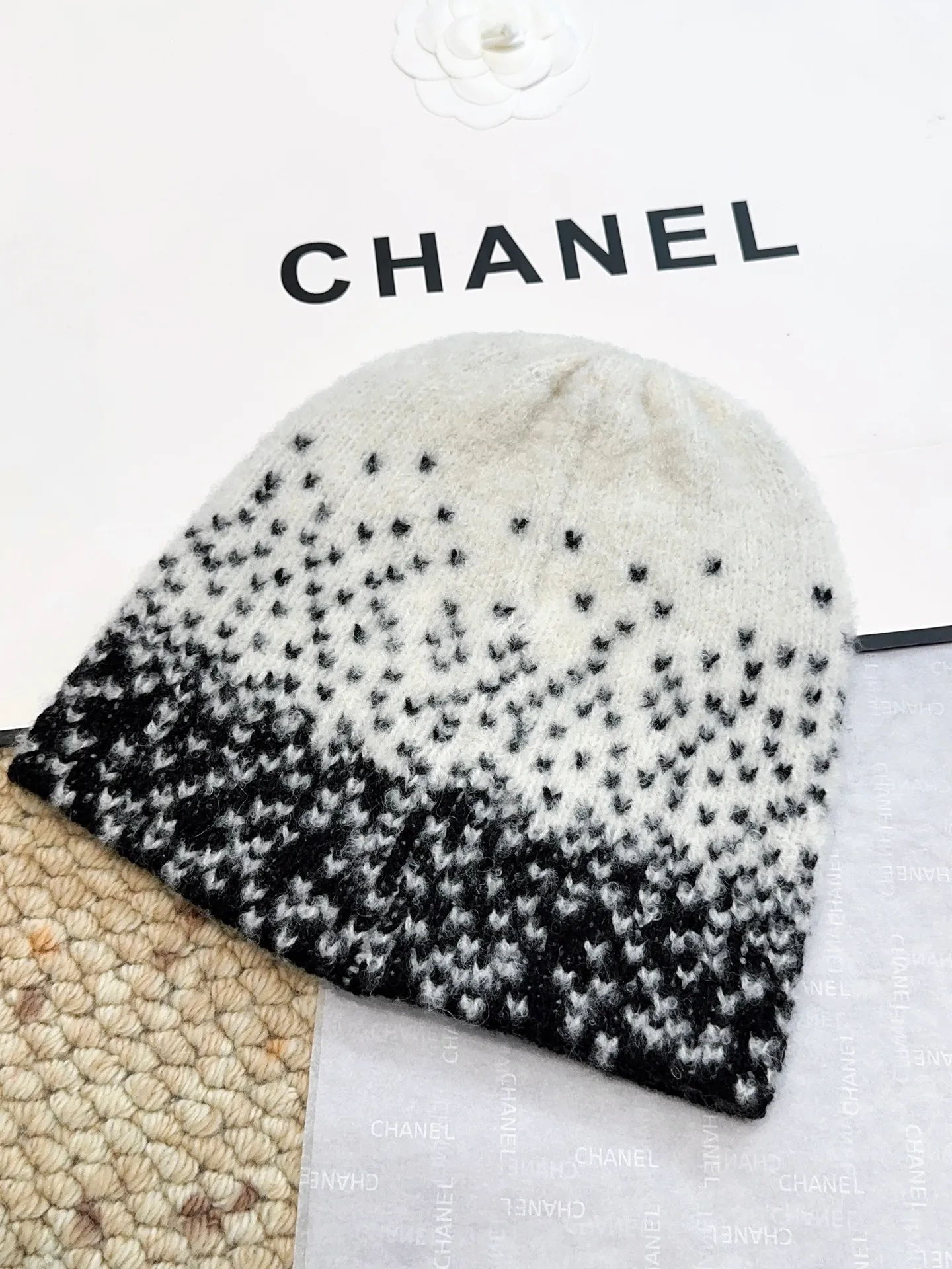 Scarf P540, hat P400, single selection available. New! Chanel (Chanel) gradient color block pattern scarf is made of wool blended material and 7-needle drawing process. The surface of the fabric has three-dimensional textures, a sense of layering, and a concave and convex grid texture. After the weaving is completed, the logo black and white classic color scarf is hand-picked to show the elegance. Wear it casually to create a simple and fashionable feeling and immediately enhance the overall look. 43% wool 13% silk 44% cashmere