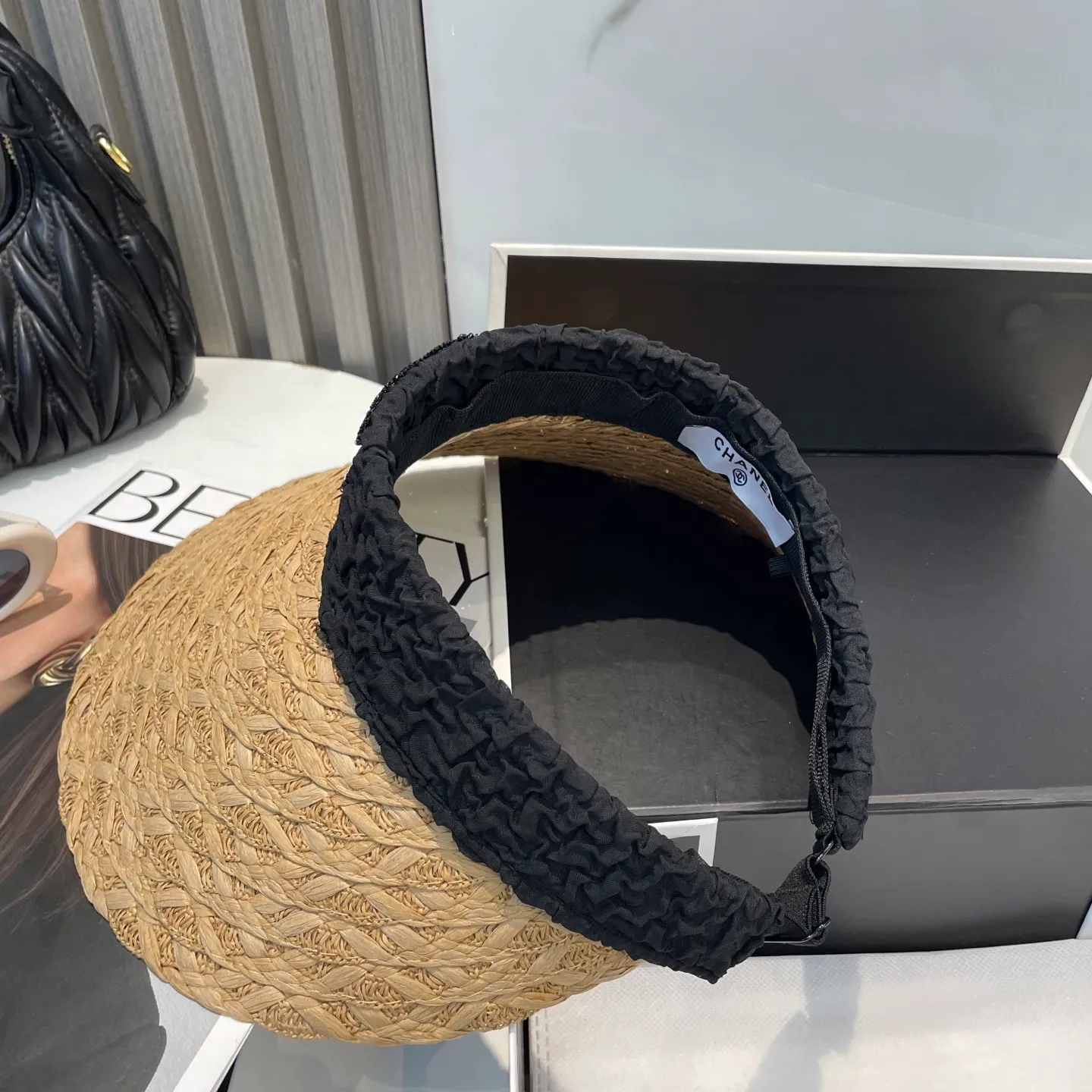 P70 Chanel's new hollow top hat, sweet style 💙Because the hat is hollow, you won't feel stuffy in summer and it doesn't pick up your hairstyle and face shape! The sun protection effect is no less than that of a professional sun protection cloth hat. Just buy the western style one🙄