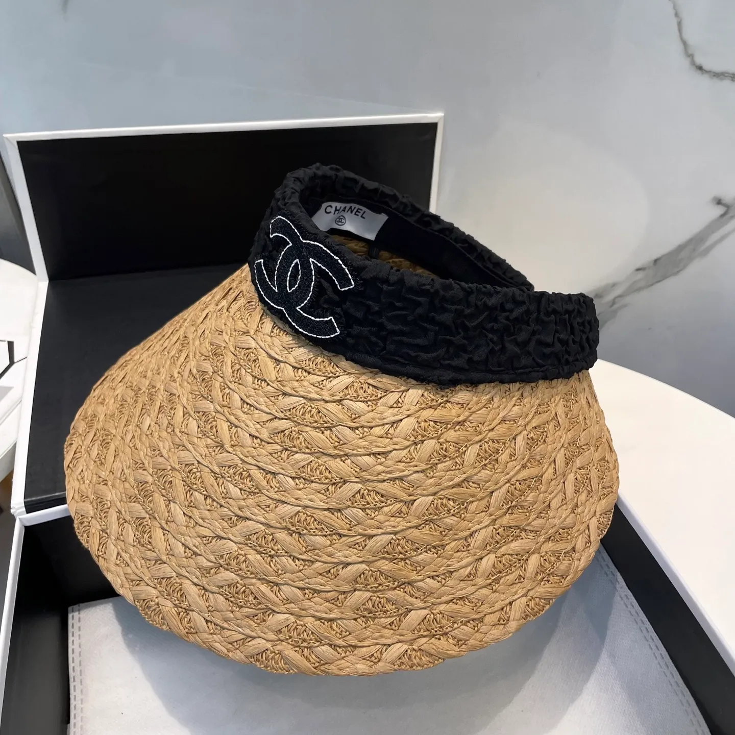 P70 Chanel's new hollow top hat, sweet style 💙Because the hat is hollow, you won't feel stuffy in summer and it doesn't pick up your hairstyle and face shape! The sun protection effect is no less than that of a professional sun protection cloth hat. Just buy the western style one🙄