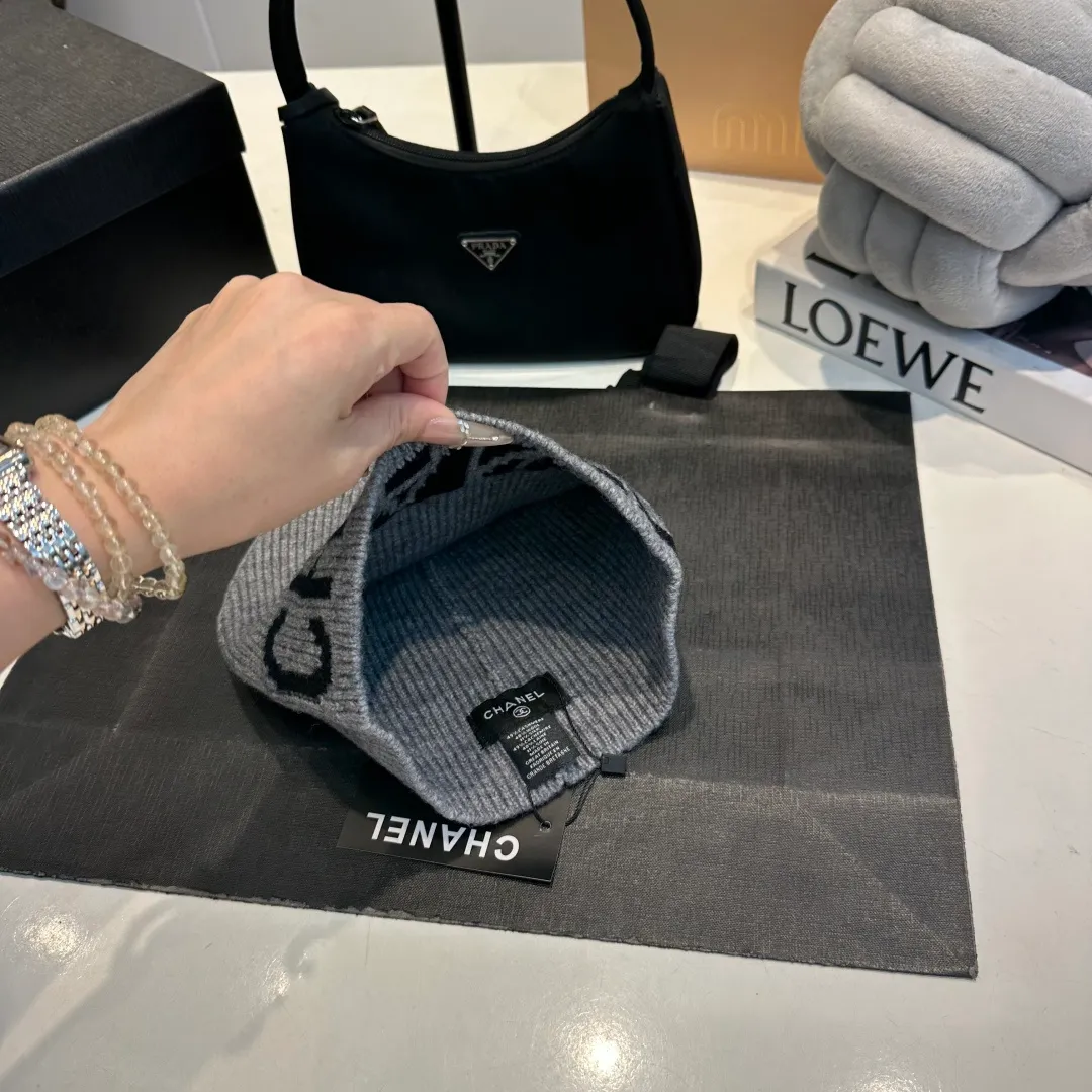 P70 2025 Official Chanel Chanel Autumn and Winter Beanie Recommended by Internet Celebrity Fashion Bloggers, Xiaohongshu Popular Style, Knitted Beanie with Super Soft and Comfortable Feel, Excellent Elasticity!