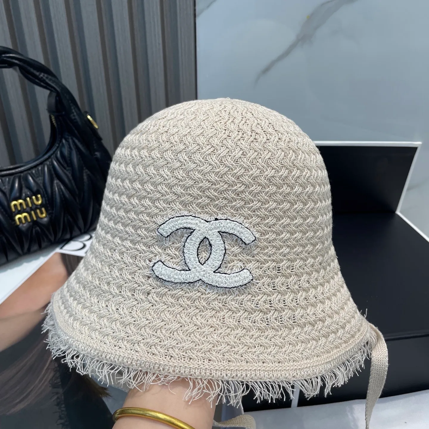 P80 CHANEL's new knitted basin hat, made of high density, a super tasteful knitted hat ~ the first choice for going out on the street! The shape of the hat is super nice, the color is perfect, and it’s light to carry! A must-have for little fairies🧚Head circumference 57cm