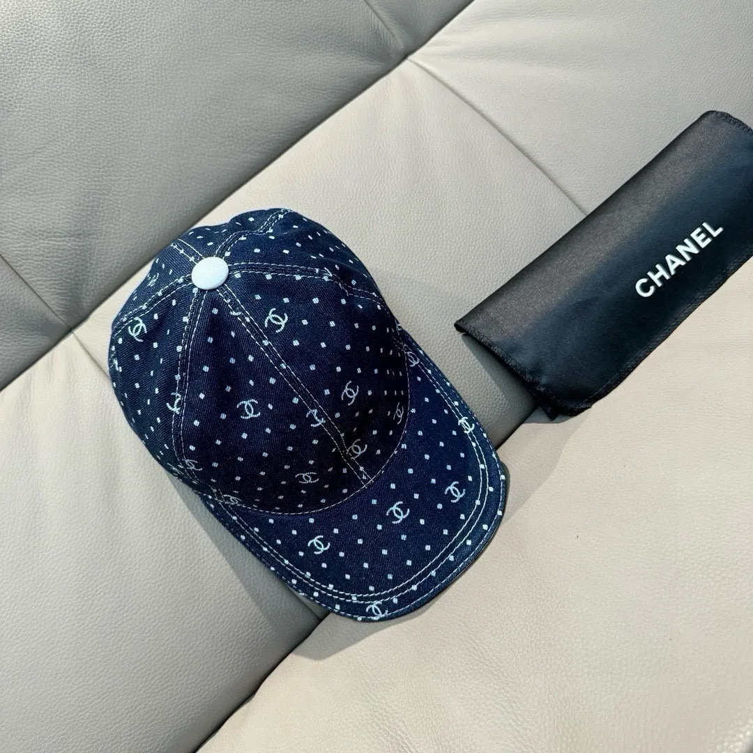 p90, Chanel (Chanel) new original baseball cap, denim small double C, 1:1 mold opening and customization at the counter, original denim fabric + first-layer cowhide, light and breathable! The quality is great, the basic head circumference is 56cm, and the patch is adjustable.