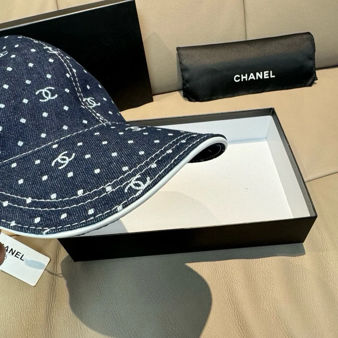 p90, Chanel (Chanel) new original baseball cap, denim small double C, 1:1 mold opening and customization at the counter, original denim fabric + first-layer cowhide, light and breathable! The quality is great, the basic head circumference is 56cm, and the patch is adjustable.