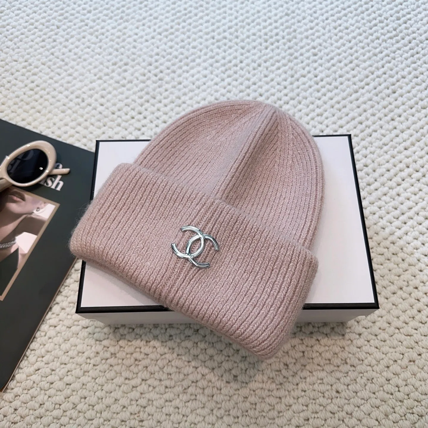 P60 comes with dust bag 🌺 [CHANEL] New rabbit fur knitted hat, Xiaohongshu, the main recommendation of major Internet celebrities! Thicker and warmer, fashionable and popular🌸First-class texture, the best brand for keeping warm in autumn and winter, order now, limited quantity available