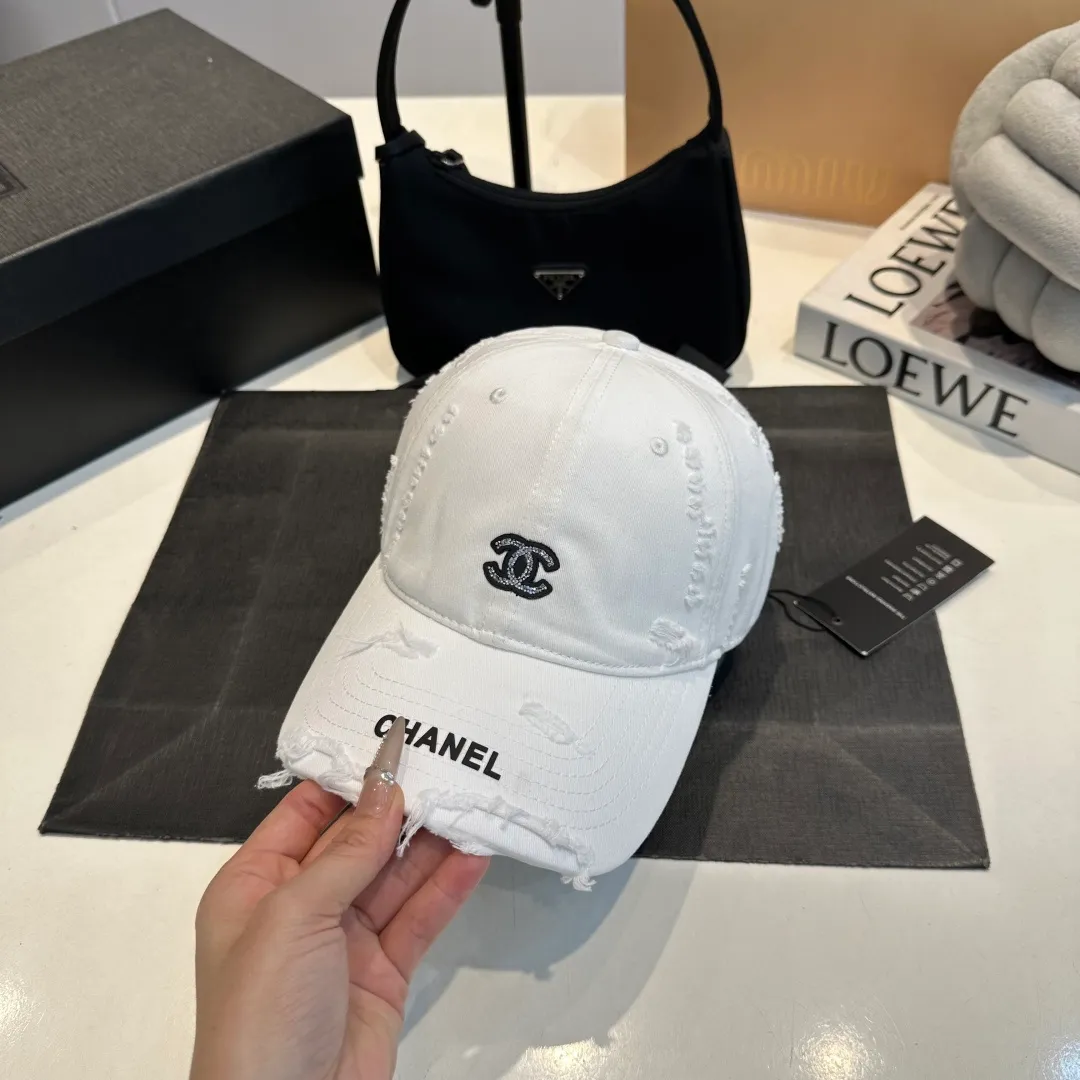 P60 new Chanel new high-version baseball cap, a classic baseball cap style, suitable for various occasions. Whether it is paired with casual wear or sportswear, it can easily enhance the fashion sense of the overall look. It is a trendy item that fashion lovers cannot miss.