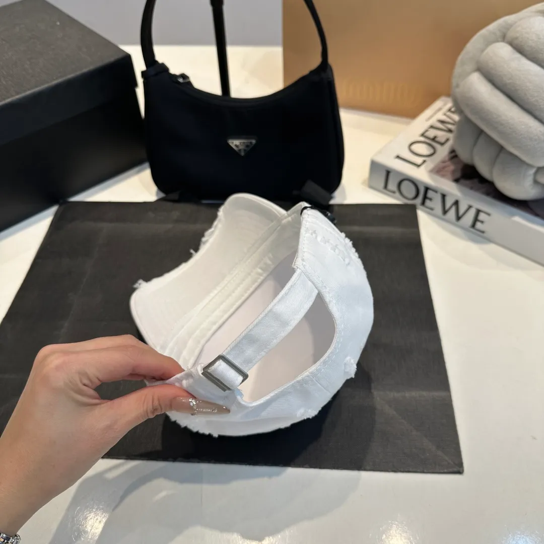 P60 new Chanel new high-version baseball cap, a classic baseball cap style, suitable for various occasions. Whether it is paired with casual wear or sportswear, it can easily enhance the fashion sense of the overall look. It is a trendy item that fashion lovers cannot miss.