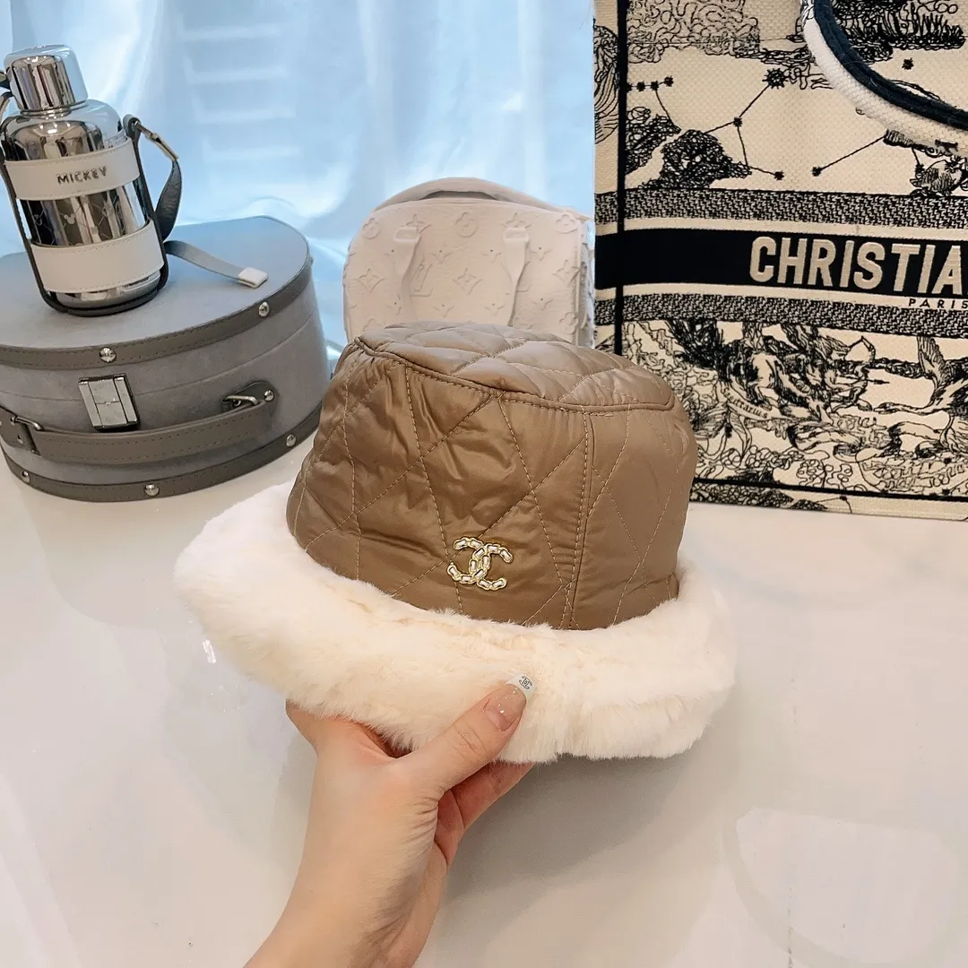 P70 CHANEL Chanel's most popular winter bucket hat. Lambswool lining, a small heater in winter. Windproof and waterproof fabric, excellent warmth retention. Mink fur splicing, full of fairy spirit, powder to wash it off.