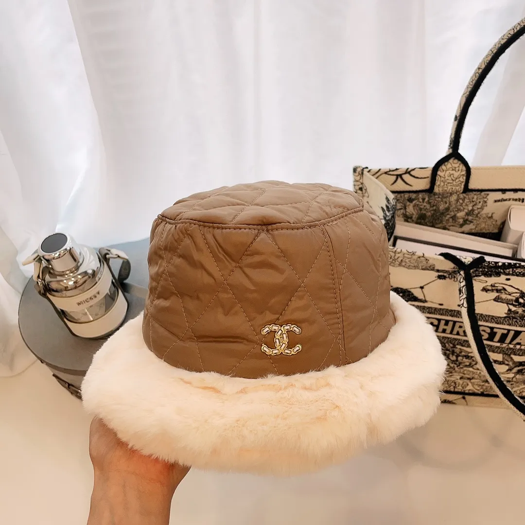 P70 CHANEL Chanel's most popular winter bucket hat. Lambswool lining, a small heater in winter. Windproof and waterproof fabric, excellent warmth retention. Mink fur splicing, full of fairy spirit, powder to wash it off.