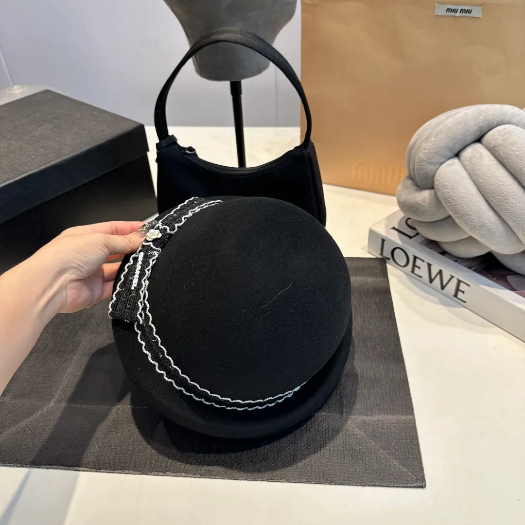 P170 Chanel Chanel classic lady style bowler hat, head circumference 57cm