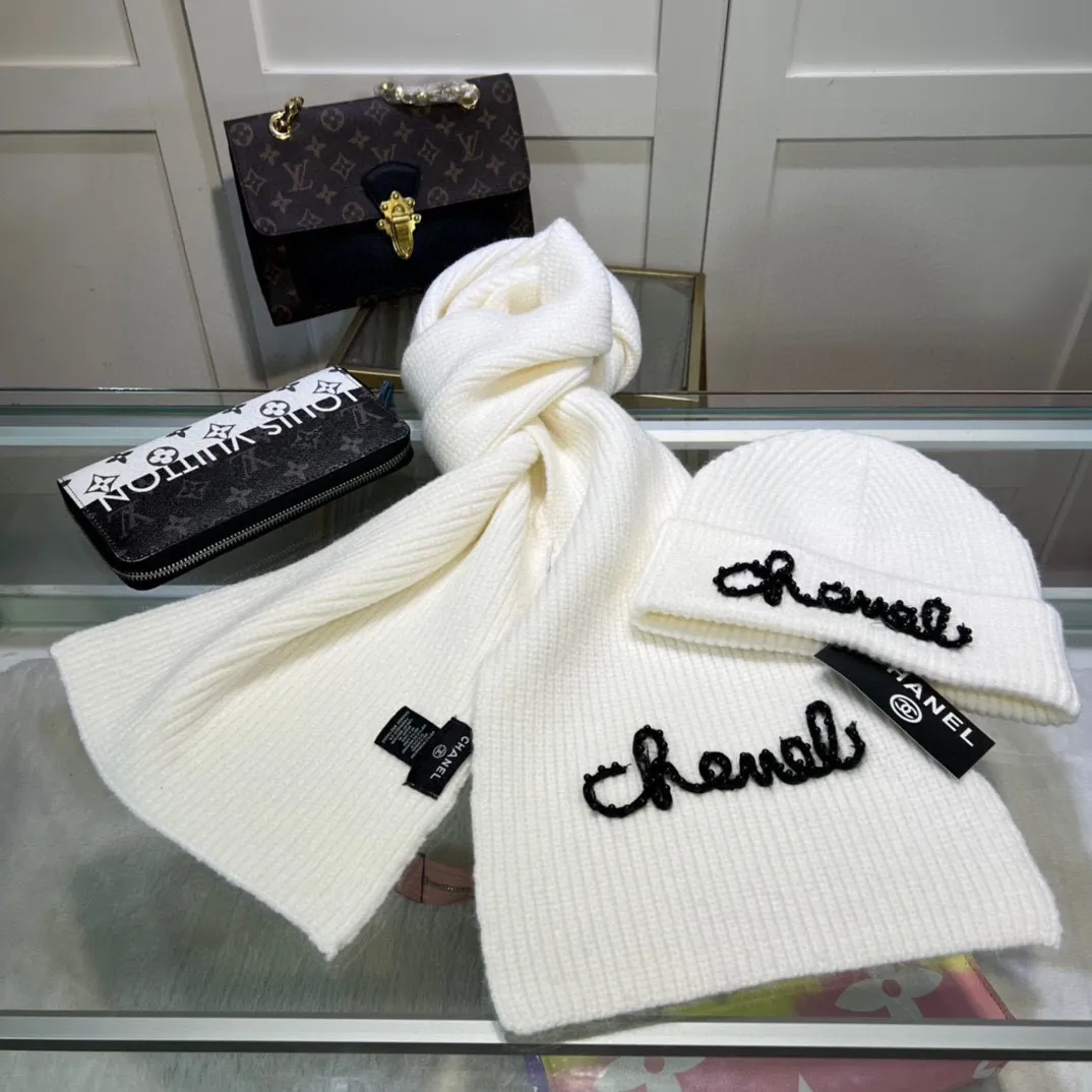 P170 CHANEL Xiaohongshu popular style, official website new classic suit hat! Hat ➕Scarf! It feels great in hand! It’s warm and super comfortable. This winter, all you need is a hat set like this. It’s warm and fashionable! Welcome to choose!!