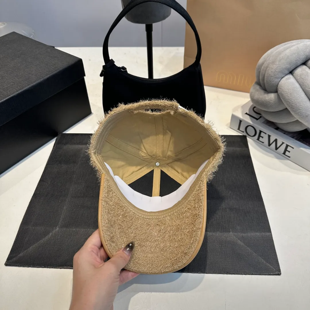 P60 CHANEL Chanel's new autumn and winter small fragrance style baseball cap🧢, the big brand model is super easy to match, one that you can wear with your eyes closed