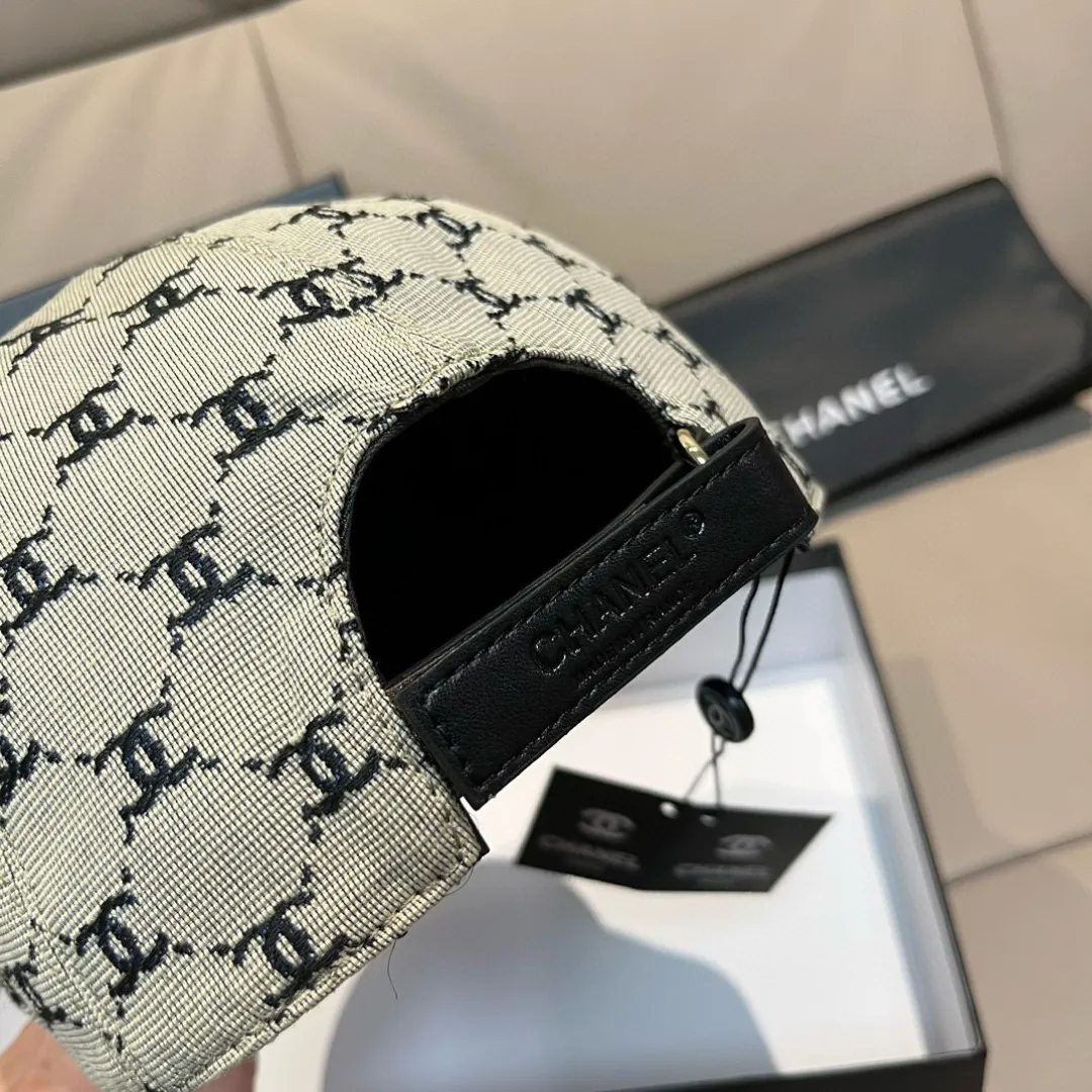 p90 new model shipped!   , Chanel (Chanel) new original baseball cap, small double C jacquard, 1:1 mold opening and customization at the counter, original canvas fabric + first layer of cowhide, light and breathable! The quality is great, the basic head circumference is 56cm, and the patch is adjustable.