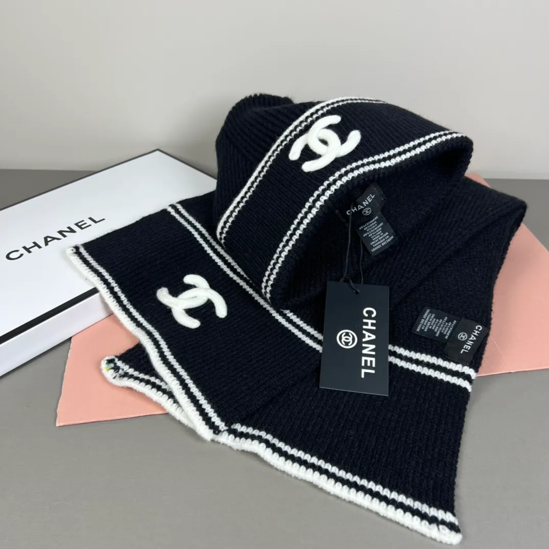 P170 CHANEL Xiaohongshu popular style, official website new classic suit hat! Hat ➕Scarf! It feels great in hand! It’s warm and super comfortable. This winter, all you need is a hat set like this. It’s warm and fashionable! Welcome to choose!!