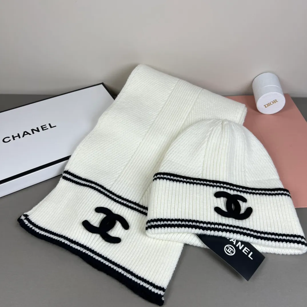 P170 CHANEL Xiaohongshu popular style, official website new classic suit hat! Hat ➕Scarf! It feels great in hand! It’s warm and super comfortable. This winter, all you need is a hat set like this. It’s warm and fashionable! Welcome to choose!!