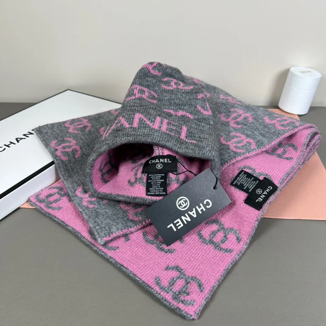 P150 CHANEL Xiaohongshu popular style, official website new classic suit hat! Hat ➕Scarf! It feels great in hand! It’s warm and super comfortable. This winter, all you need is a hat set like this. It’s warm and fashionable! Welcome to choose!!