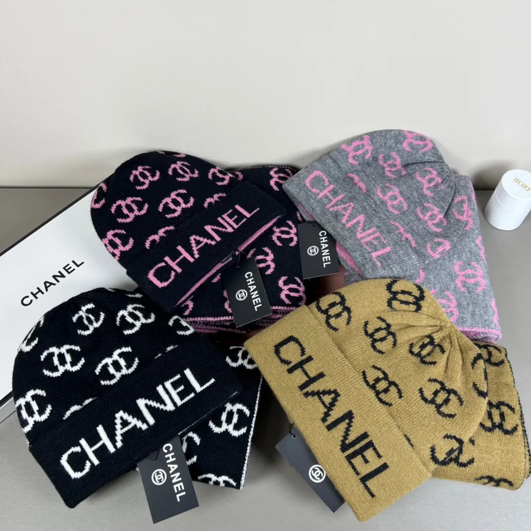P150 CHANEL Xiaohongshu popular style, official website new classic suit hat! Hat ➕Scarf! It feels great in hand! It’s warm and super comfortable. This winter, all you need is a hat set like this. It’s warm and fashionable! Welcome to choose!!