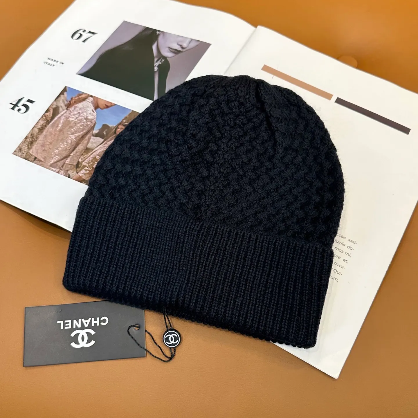 P74 Chanel's official website quality Chanel autumn and winter knitted hat recommended by internet celebrity fashion bloggers hides a quiet sense of luxury. Every line is neat and elegant, simple but not simple, generous and stylish. Every detail demonstrates high-end taste, and the sense of fashion becomes more and more intriguing in its restraint.