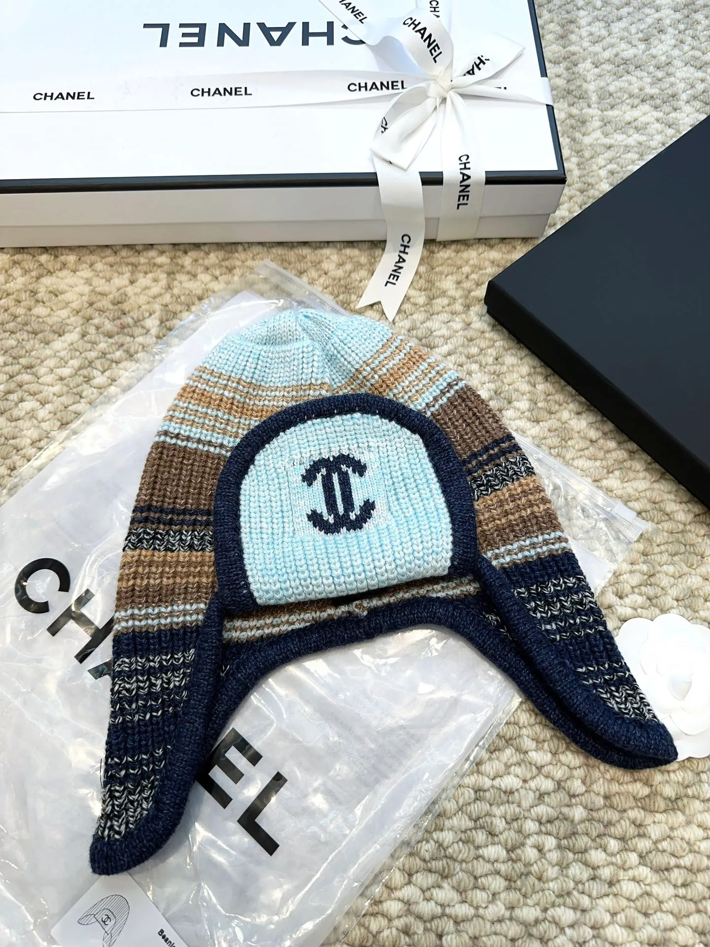 Chane*🆕Chanel 25N new ski series wool hat, the popular Lei Feng hat on the entire Internet, whoever wears it better 4️⃣ individual colors, black and white, versatile and cool, blue and pink, cute, can be worn by men and women as a couple, wool and cashmere material, warm and good-looking, a must-have👍👍👍