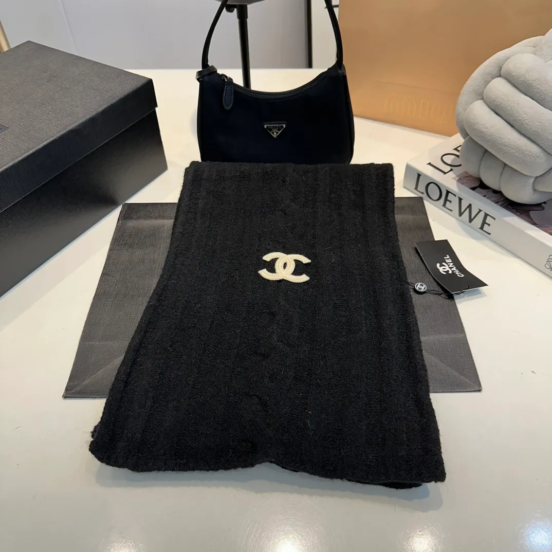 P160 Chanel Chanel autumn and winter woolen suit recommended by internet celebrity fashion bloggers, hat, gloves and scarf three-piece Xiaohongshu hot style, knitted hat with super soft and comfortable feel, excellent elasticity!