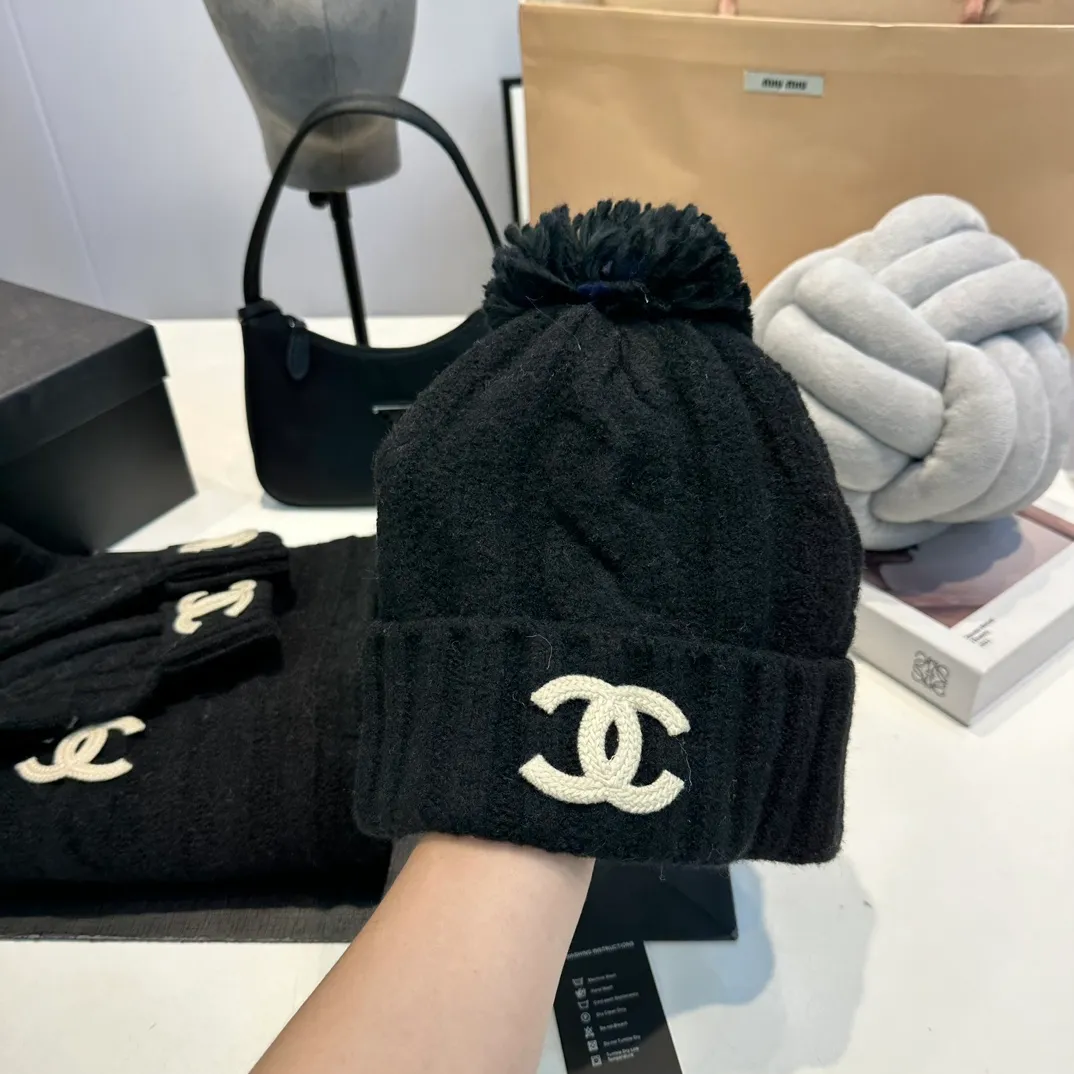P160 Chanel Chanel autumn and winter woolen suit recommended by internet celebrity fashion bloggers, hat, gloves and scarf three-piece Xiaohongshu hot style, knitted hat with super soft and comfortable feel, excellent elasticity!