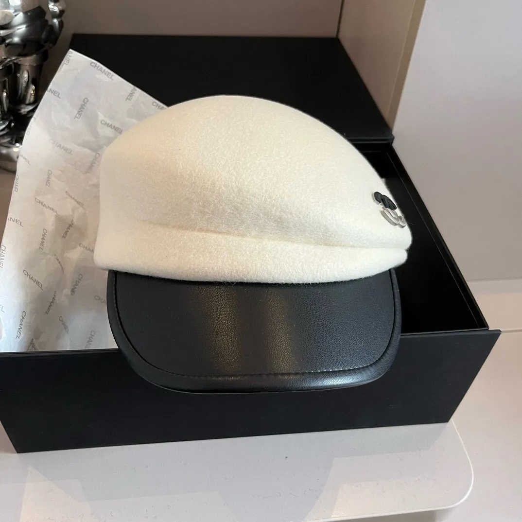 💰190¥. White Chanel wool peaked military cap, washed leather brim, high-end color matching, 100% wool🦙, head circumference 57cm adjustable