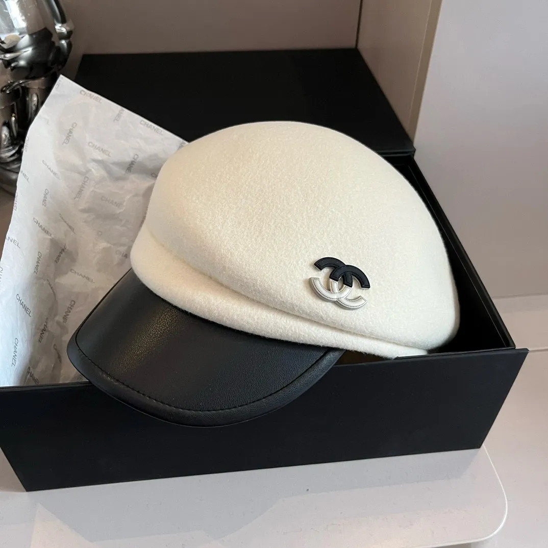 💰190¥. White Chanel wool peaked military cap, washed leather brim, high-end color matching, 100% wool🦙, head circumference 57cm adjustable