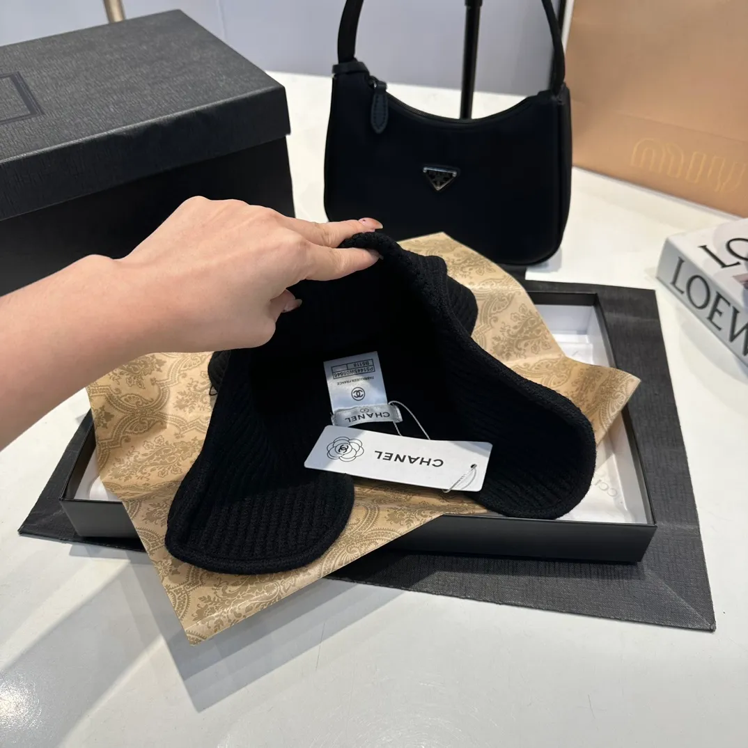 P60 Chane*🆕Chanel 24N new ski series wool hat, the popular Lei Feng hat on the Internet, black and white, versatile and cool, can be worn by men and women as a couple, warm and good-looking, a must-have