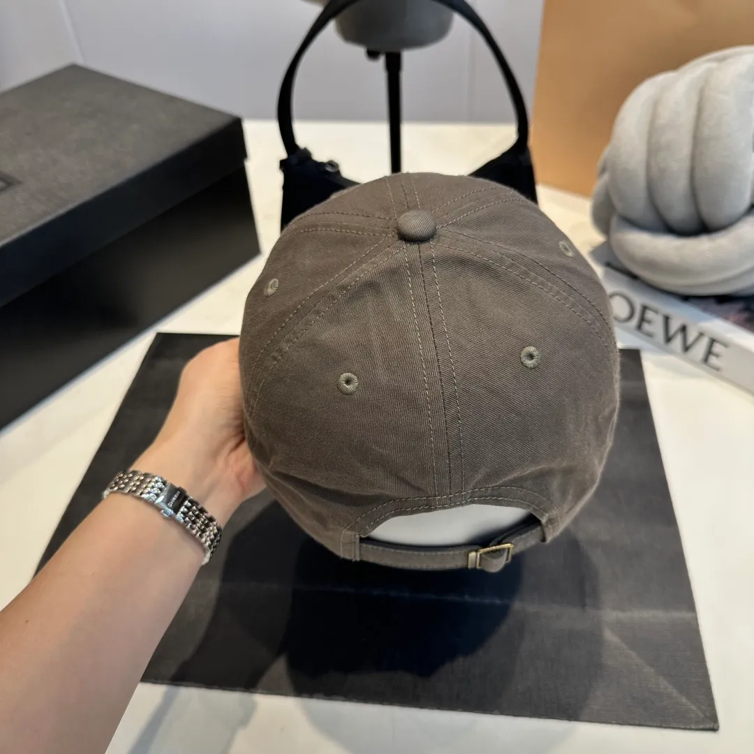 P60 Chanel Chanel 25 spring and summer new hole baseball cap, personalized broken corner brim design is full of sense
