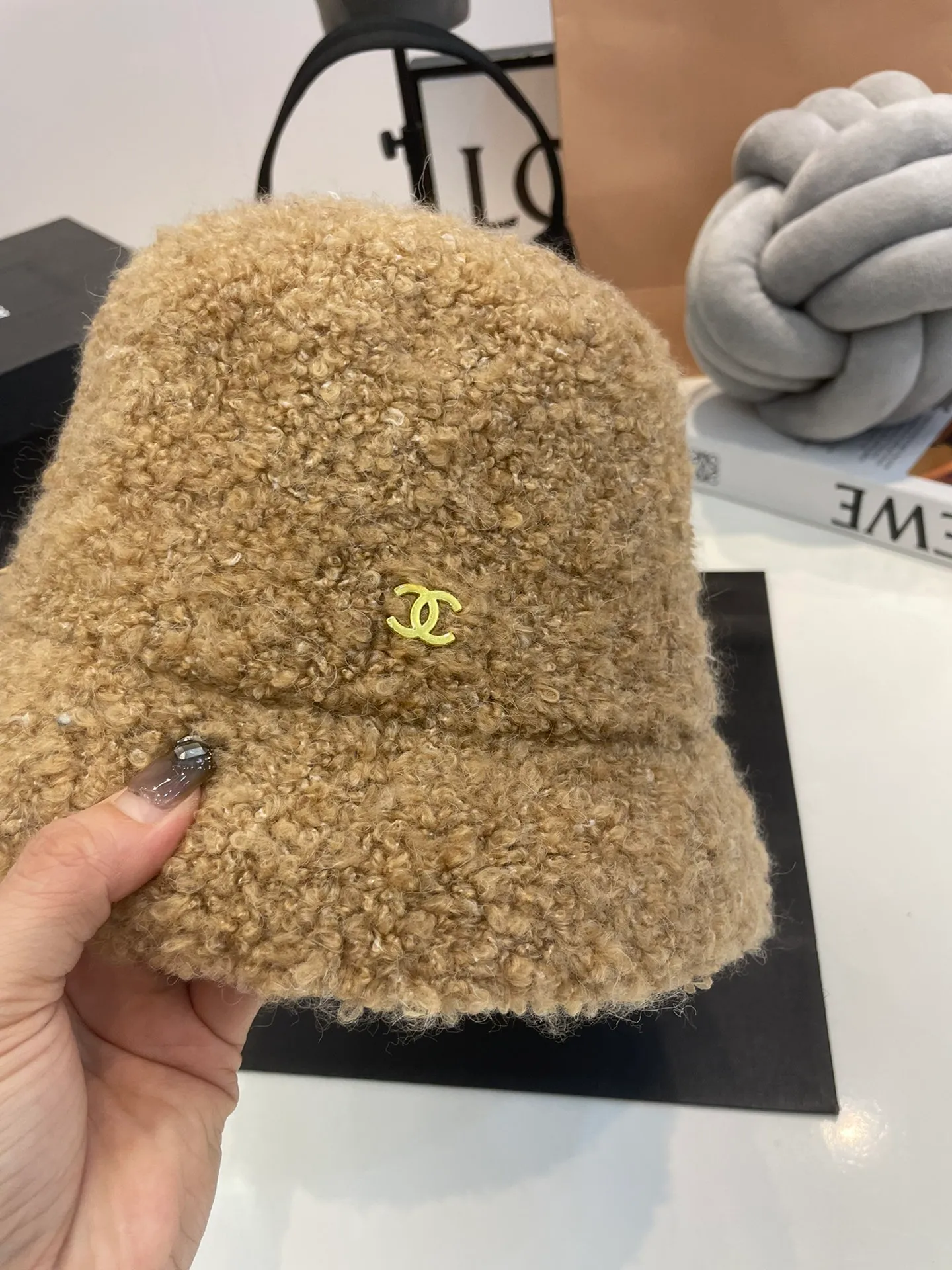 P60 CHANEL Chanel 2023 new autumn and winter lamb wool small fragrance bucket hat, big brand style is super easy to match, hurry up and buy it