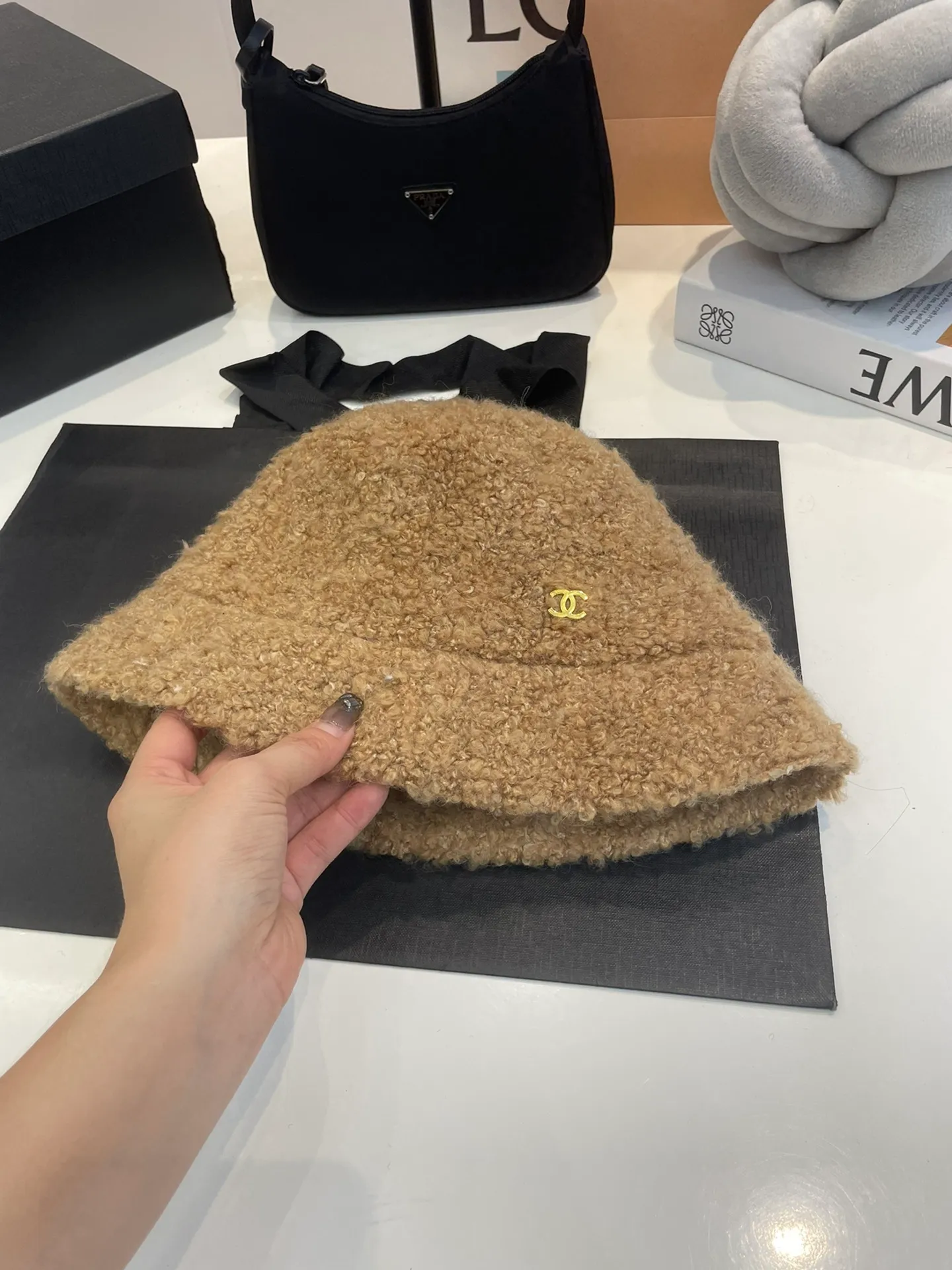 P60 CHANEL Chanel 2023 new autumn and winter lamb wool small fragrance bucket hat, big brand style is super easy to match, hurry up and buy it