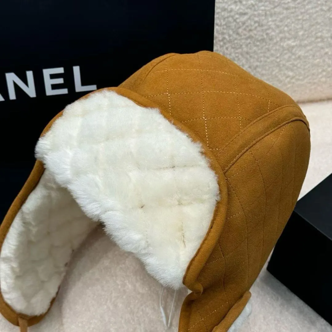 [Original customization] New on Chanel 24 n, Chanel Lei Feng hat. The furry autumn and winter atmosphere fills the Coconeige ski super-produced Lei Feng hat and furry earmuff scarf. This season’s must-buy atmosphere is 100%, warm and good-looking. One size fits all, integrated with sheepskin and fine wool material.
