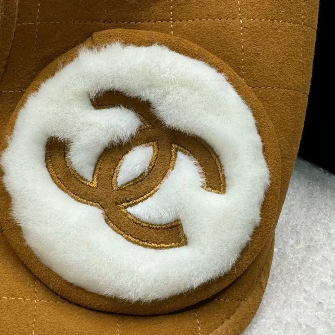 [Original customization] New on Chanel 24 n, Chanel Lei Feng hat. The furry autumn and winter atmosphere fills the Coconeige ski super-produced Lei Feng hat and furry earmuff scarf. This season’s must-buy atmosphere is 100%, warm and good-looking. One size fits all, integrated with sheepskin and fine wool material.