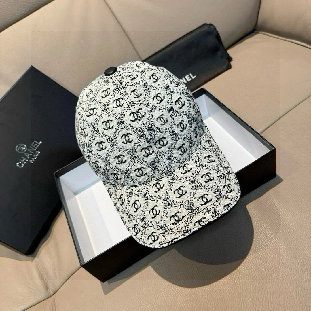 p90 new model shipped!   , Chanel (Chanel) new original baseball cap, small double C jacquard, 1:1 mold opening and customization at the counter, original canvas fabric + first layer of cowhide, light and breathable! The quality is great, the basic head circumference is 56cm, and the patch is adjustable.