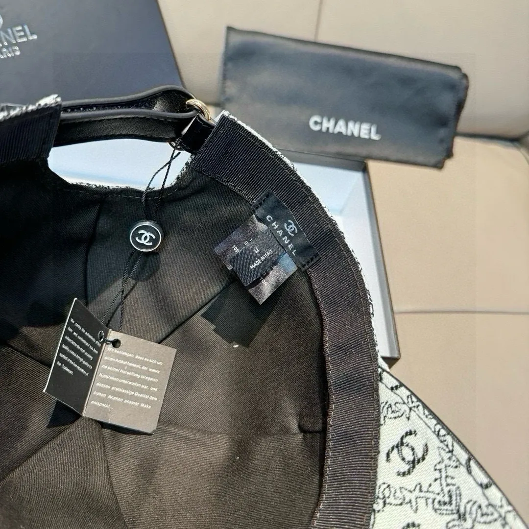 p90 new model shipped!   , Chanel (Chanel) new original baseball cap, small double C jacquard, 1:1 mold opening and customization at the counter, original canvas fabric + first layer of cowhide, light and breathable! The quality is great, the basic head circumference is 56cm, and the patch is adjustable.