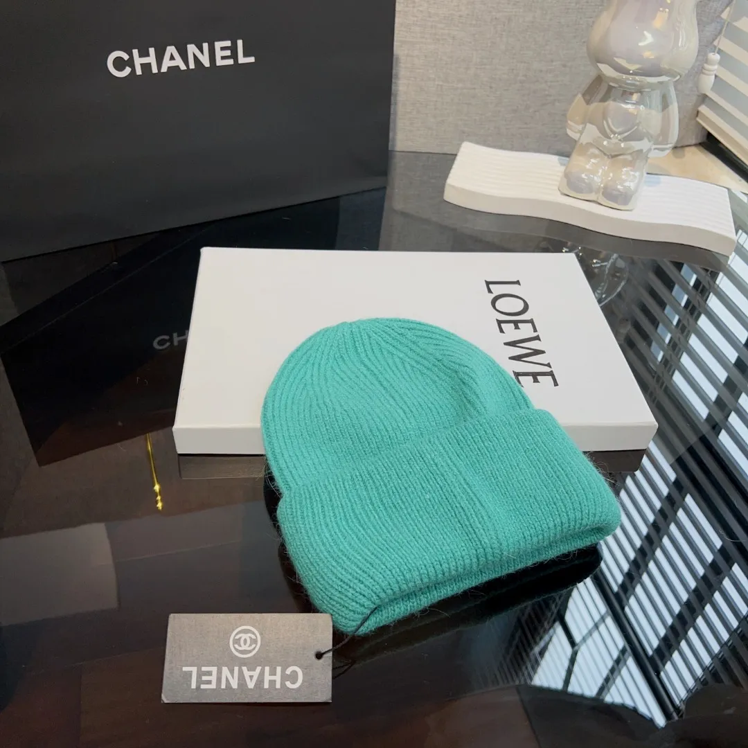 P60 Chanel* Autumn and winter textured rabbit fur pile hat 💕 Prepared for the drop in temperature. It will not feel soft when worn. It is a very textured pile hat. The pressed line design on the hat makes it look more three-dimensional. Super modified head shape 👀 Very photogenic when taking photos