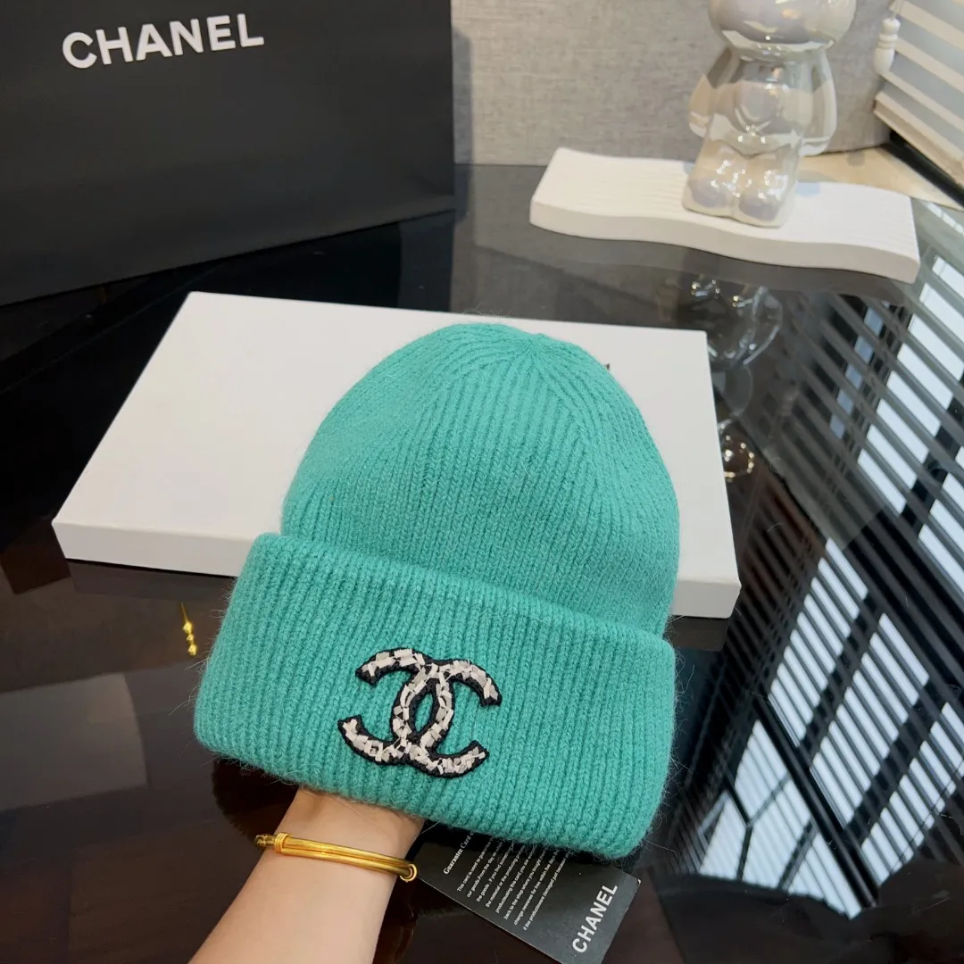 P60 Chanel* Autumn and winter textured rabbit fur pile hat 💕 Prepared for the drop in temperature. It will not feel soft when worn. It is a very textured pile hat. The pressed line design on the hat makes it look more three-dimensional. Super modified head shape 👀 Very photogenic when taking photos