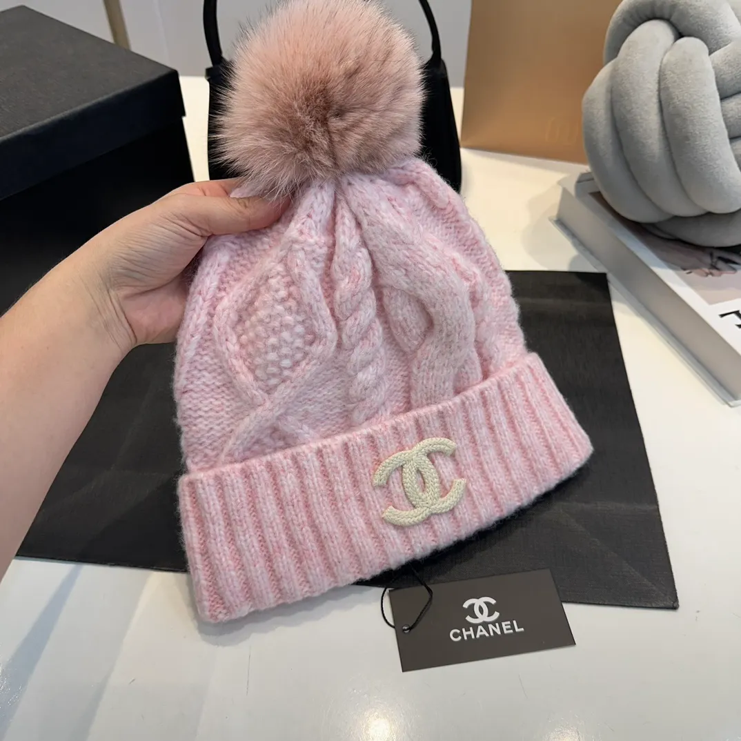 P90 CHANEL Chanel Orphan Fur Ball Autumn and Winter New Big Brand Wool Knitted Beanie One-size-fits-all, complete with tags ~ Very easy to match when out on the street!